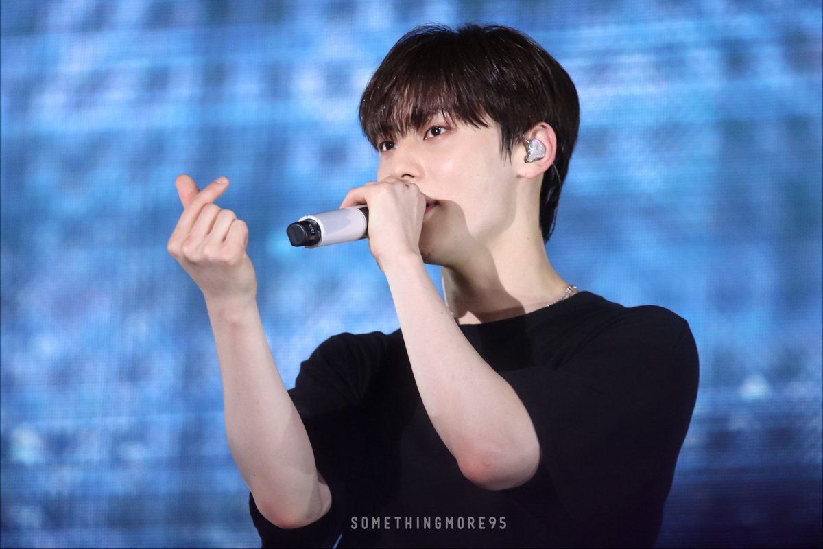 somethingmore95's tweet photo. 190727 Segno in HK

MY LOVE🌻

#민현 #황민현 #minhyun #뉴이스트 #NUEST 
💎https://t.co/zhZgph4e4O
💎https://t.co/zhZgph4e4O https://t.co/IJrTlnoe7t