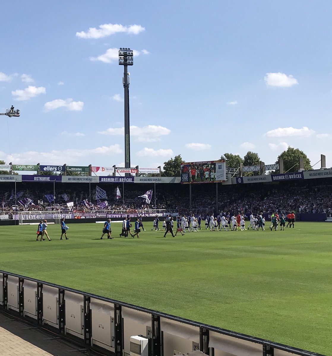 Die zweite Bundesliga hat uns wieder :-)

Der #VfLOsnabrück ist aufgestiegen und wir sind wieder dabei... heute gemeinsam mit den Kameraden aus Bissendorf, Holzhausen und Osnabrück.

#DRK #DRKNds #DRKOSLand #DRKBoWe #DRKHolzhausen #DRKBissendorf #DRKOS #Sanitätsdienst #Ehrenamt
