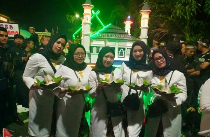 One ckrekkk in a festival "ngarak awung" book of record MURI #HUTPurwakarta <a href="/DiskominfoPWK/">Diskominfo Purwakarta</a> <a href="/Kaharti_PWK/">kaharti.purwakarta</a> <a href="/ratna_anne/">anne ratna mustika</a>