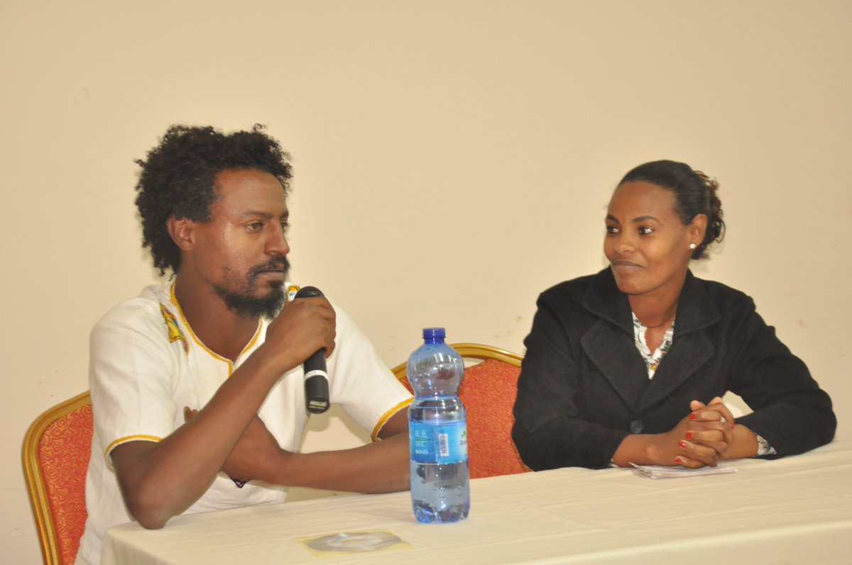 eas_et's tweet photo. ‹‹ትውልዱን ከዕውቀት እና ታሪክ ባርነት በማላቀቅ ከራሱ ከቀደመው ታሪኩና ዕውቀት ምንጮቹ ማስታረቅ ያስፈልጋል›› ደራሲና ዳይሬክተር ማህሙድ ዳውድ

https://t.co/VIFpCeFW12 https://t.co/tAMrokB3Ef