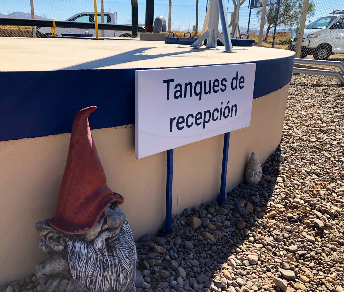 CWennerholm's tweet photo. En svensk tomte vakar över Bolivias första slammreningsverk med svensk teknologi från #A2T o samarbete m @aguatuya o svenska skattepengar. #brabistånd #detblirbradethär #bredarerelationer #miljö #hälsa #produktion https://t.co/jBC8J565pP
