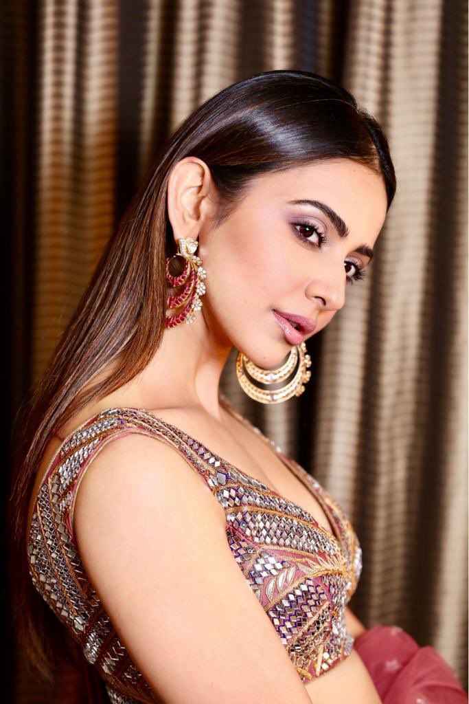 filmfare's tweet photo. We're drooling over @Rakulpreet's beauty! https://t.co/aWZF1ts8AP