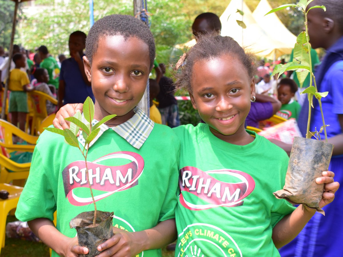 RihamUG's tweet photo. @LilGreenHandsUg @JosephMasembe1 @BrianNakibinge Our #ClimateChangeMarch19 recap in pictures. https://t.co/bFArNFD1Fp