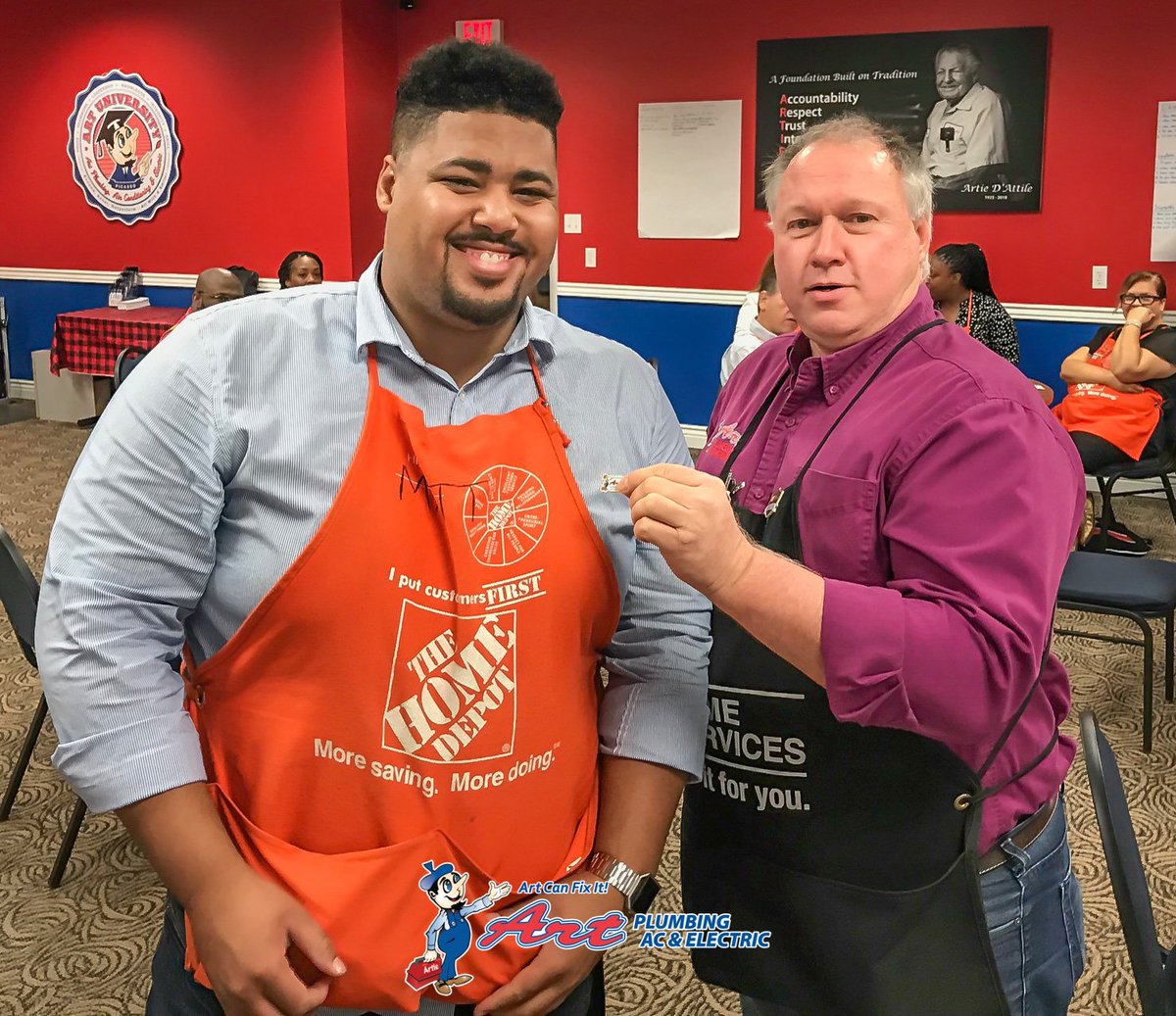 ArtPACE_FL's tweet image. District 85 SASM Business Review at Art's corporate training facility - Congrats to Mathew Neil #284 who received a recognition pin from APACE for hitting $5000 sales @Chris_Fraga_HD @HD_DSM_Gabriel #district85 #1REGIONSFL