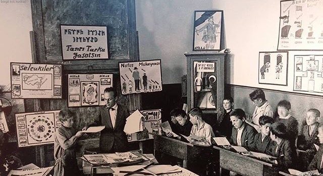 1937’de, Atatürk Türkiye’sinde bir derslik. 

En görünür yerde Göktürk harfleriyle “Tanrı Türk’ü yaşatsın” yazıyor. Atilla portresi ve Selçuklu haritası dikkat çekiyor. 

Türk’e, unuttuğu milli kimliğini Atatürk hatırlatmıştır.