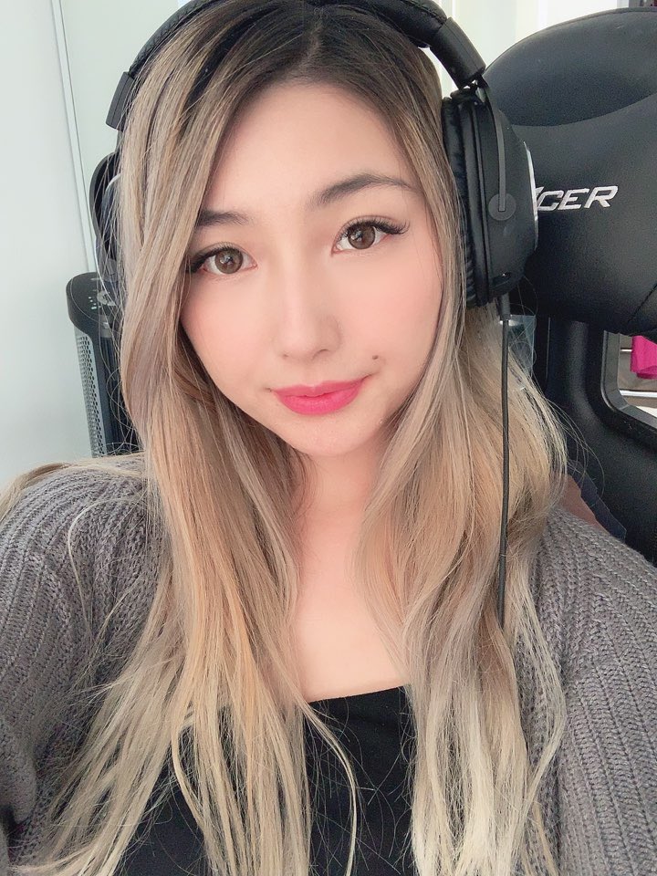 super smiley because I have something special for you ☺️❤️ 

@logitechg and I have partnered up to giveaway 3 pairs of the Logitech Pro X Gaming Headset :) ✌️ good luck! ⁣

➡️ bit.ly/xchocobars-log…