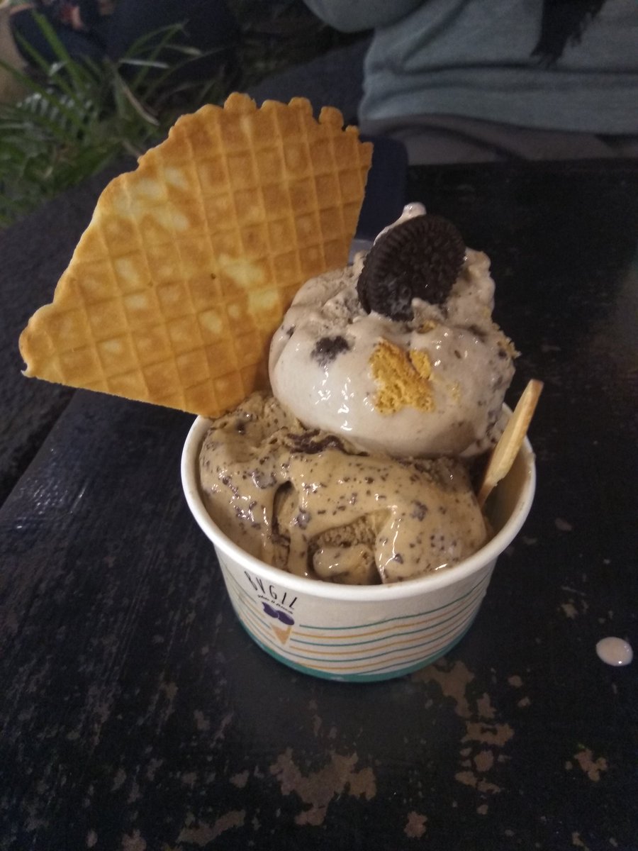 It's not even appealing bcs i do need more practice to draw foods.. But still worth to try. The top gelato is oreo cheesecake  flavor and the bottom one is chocochips coffee flavor 👌🏻👌🏻 

Thank u <a href="/Bvgilgelato/">BVGIL GELATO</a>