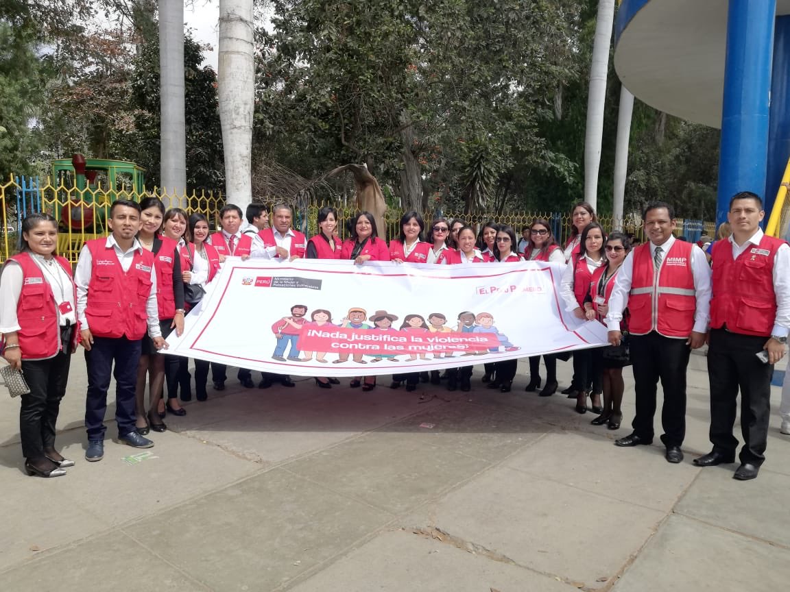 MimpPeru's tweet photo. ¡Seguimos con las celebraciones por Fiestas Patrias! 🇵🇪 Nuestros equipos de profesionales de #Arequipa y #Chiclayo participan en desfiles cívicos llevando el lema: ¡Nada justifica la violencia! #DesfilePorElPerú https://t.co/gU2C3wESYX