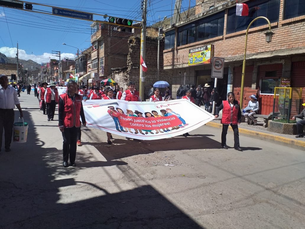 MimpPeru's tweet photo. ¡Seguimos con las celebraciones por Fiestas Patrias! 🇵🇪 Nuestros equipos de profesionales de #Arequipa y #Chiclayo participan en desfiles cívicos llevando el lema: ¡Nada justifica la violencia! #DesfilePorElPerú https://t.co/gU2C3wESYX