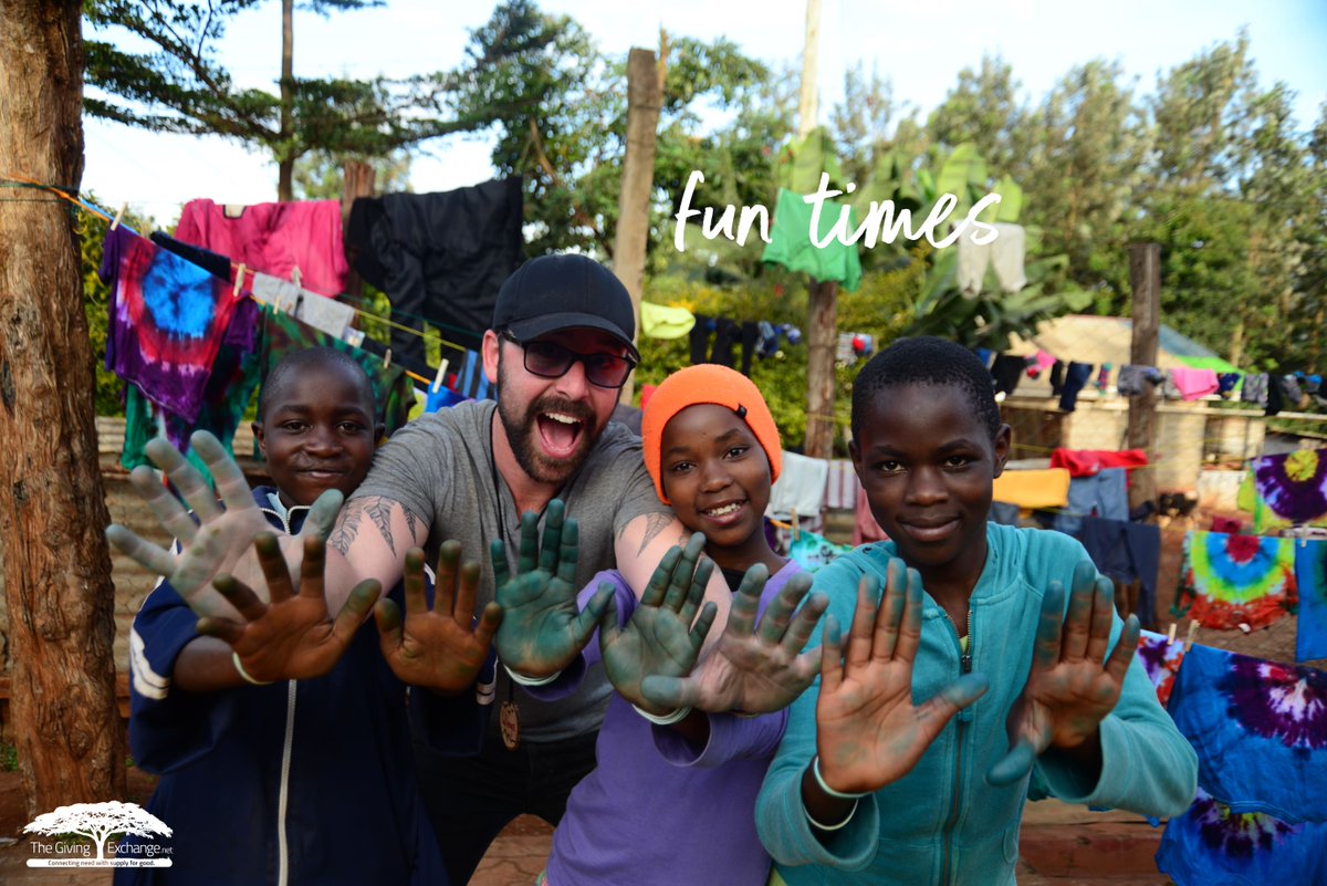 During our trips to Kenya, we are so excited to spend quality time with the children we support. We prepare fun workshops for them, but the best thing is when the kids start teaching us their own games, songs and dances! 💃🎶
Make sure you join us next year! 😃 
@blackcatphotos