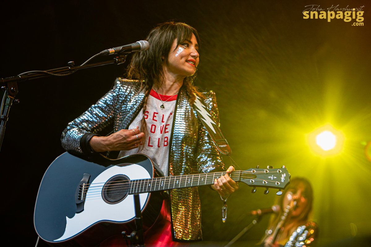 snapagig1's tweet photo. Smiling brightly in the rain, @KTTunstall at Kendal Calling this afternoon. @inthefieldsLIVE @GigJunkies #KendalCalling #Snapagig #InTheFieldsLIVE #LiveGigs #KC19 #LiveMusic #Festival #seeyouinthefields https://t.co/U70kOVb3ZI