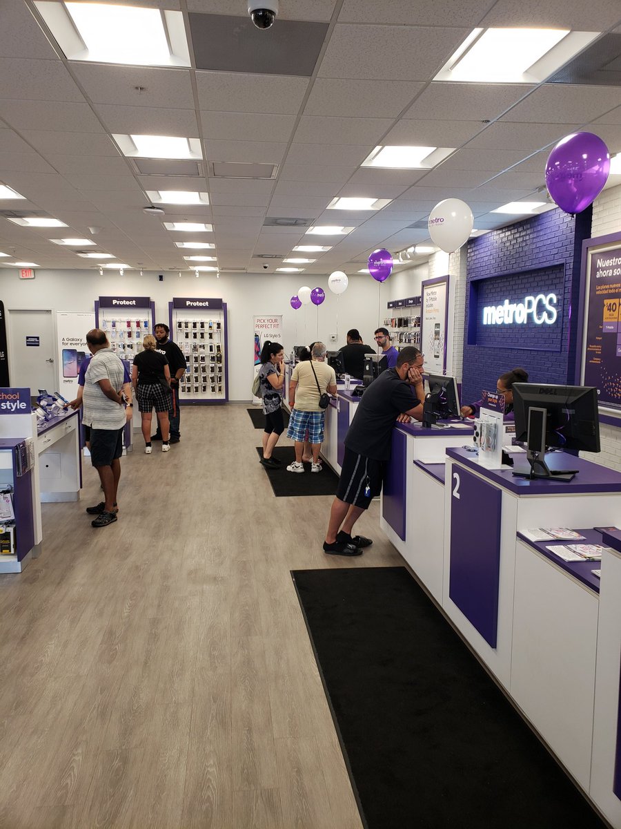KevinWalkover's tweet photo. Central  Florida Market, free backpacks for kids @JonFreier @TracyLangeMetro @sseay01 @sroberts1402 #metrobytmobile https://t.co/LZhFx4Wg7S