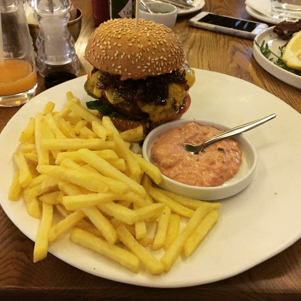 fudosapp's tweet photo. By far the most tasty cheese burger in Jhb courtesy @tashascafe
🍔🍔🍔
The bugger was nice, medium and thick but dried out a bit towards the centre 
The sauce made the burger and it was a bit of a handful but still managed to fit in hand 👌🏽
.
#restaurant #food #foodie #foodporn https://t.co/GWK6RPNNFV