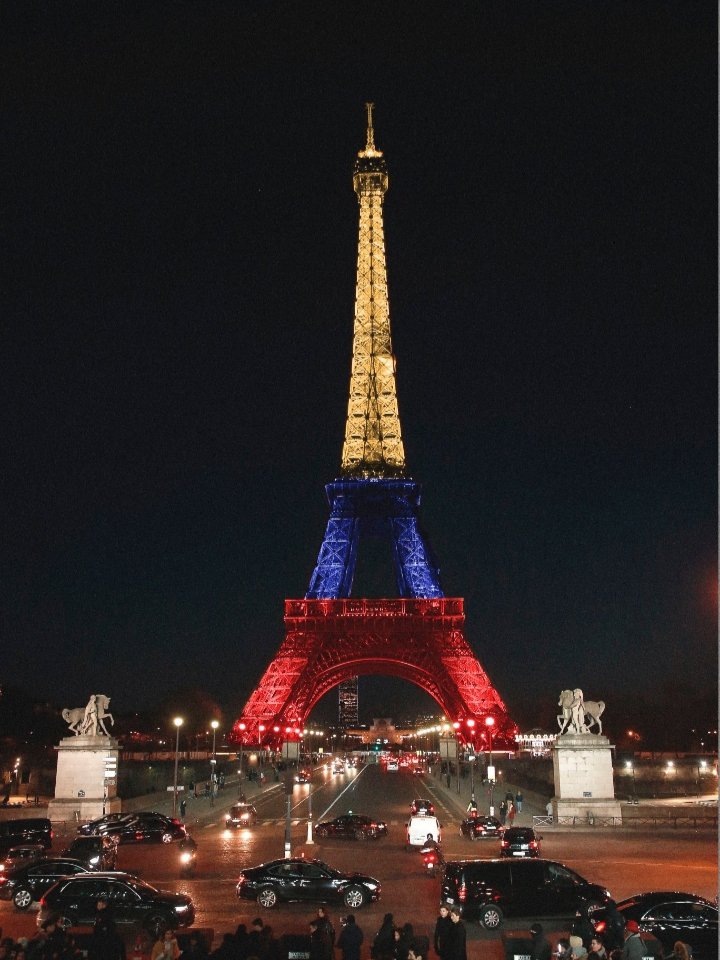Asi luce esta noche la Torre Eiffel en París, con la bandera de mi país, saludando al Campeón del @LeTour  Egan Bernal. 🇨🇴🇨🇴🇨🇴