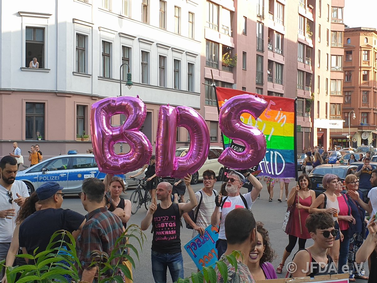 JFDA_eV's tweet photo. Knapp 150 Unterstützer*innen der antisemitischen #BDS-Bewegung stoßen gerade in Berlin zum linken #RadicalQueerMarch, dessen OrganisatorInnen sich im Vorfeld gegen BDS ausgesprochen und Teile der Bewegung als antisemitisch bezeichneten hatten. #antisemitismus #CSDBerlin https://t.co/pJpTXDifQB