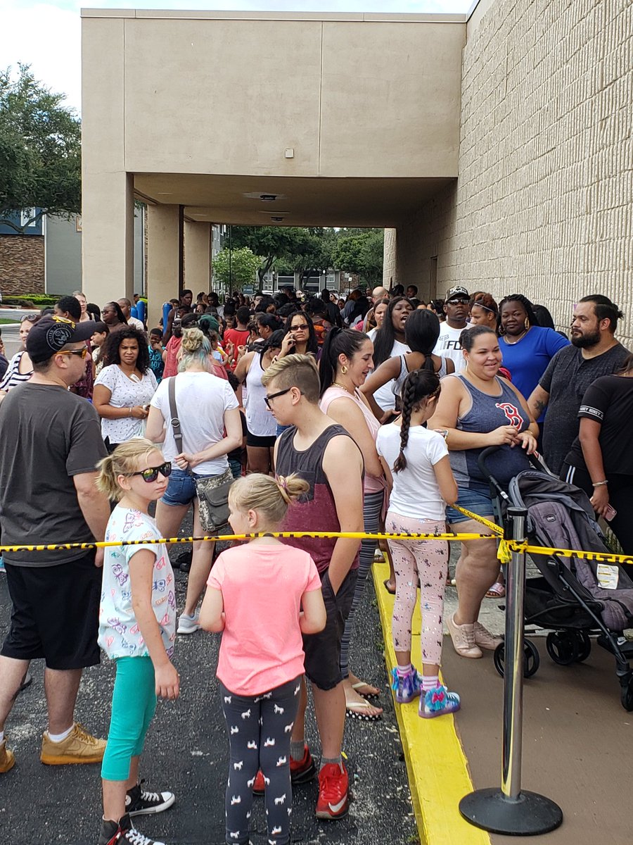 KevinWalkover's tweet photo. Central Florida Market best team ever, all coming together for the benefit of the community. @JonFreier  @TracyLangeMetro  @sseay01  @sroberts1402 #metrobytmobile https://t.co/1cYK2eS0sf
