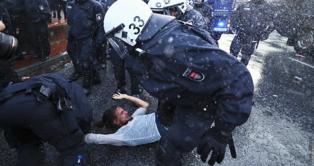 Полиция франции разгоняет демонстрантов. Полиция разгоняла. Полиция франции избивает демонстрантов. Полиция разгоняла. Толпа омона.