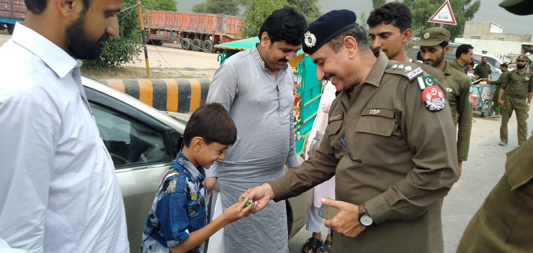 OfficialDPRPP's tweet photo. آپ کی اپنی پولیس ۔۔۔۔پنجاب پولیس۔۔۔۔پنجاب پولیس مظفر گڑھ نے مختلف ناکوں پر شہریوں کو دوران چیکنگ ٹھنڈے مشروبات اور بچوں کو ٹافیاں اور چاکلیٹس  دیں۔ #PunjabPolice https://t.co/H8tgwjzLu5