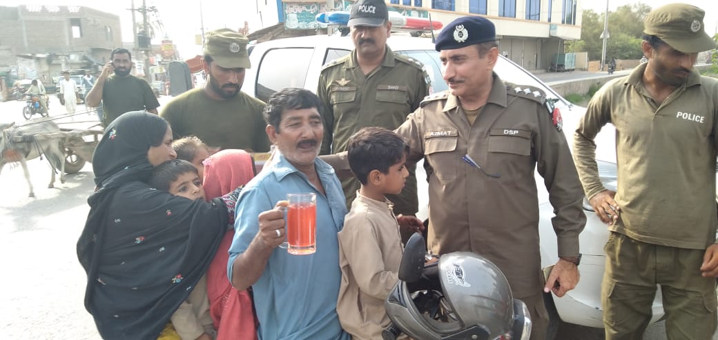 OfficialDPRPP's tweet photo. آپ کی اپنی پولیس ۔۔۔۔پنجاب پولیس۔۔۔۔پنجاب پولیس مظفر گڑھ نے مختلف ناکوں پر شہریوں کو دوران چیکنگ ٹھنڈے مشروبات اور بچوں کو ٹافیاں اور چاکلیٹس  دیں۔ #PunjabPolice https://t.co/H8tgwjzLu5
