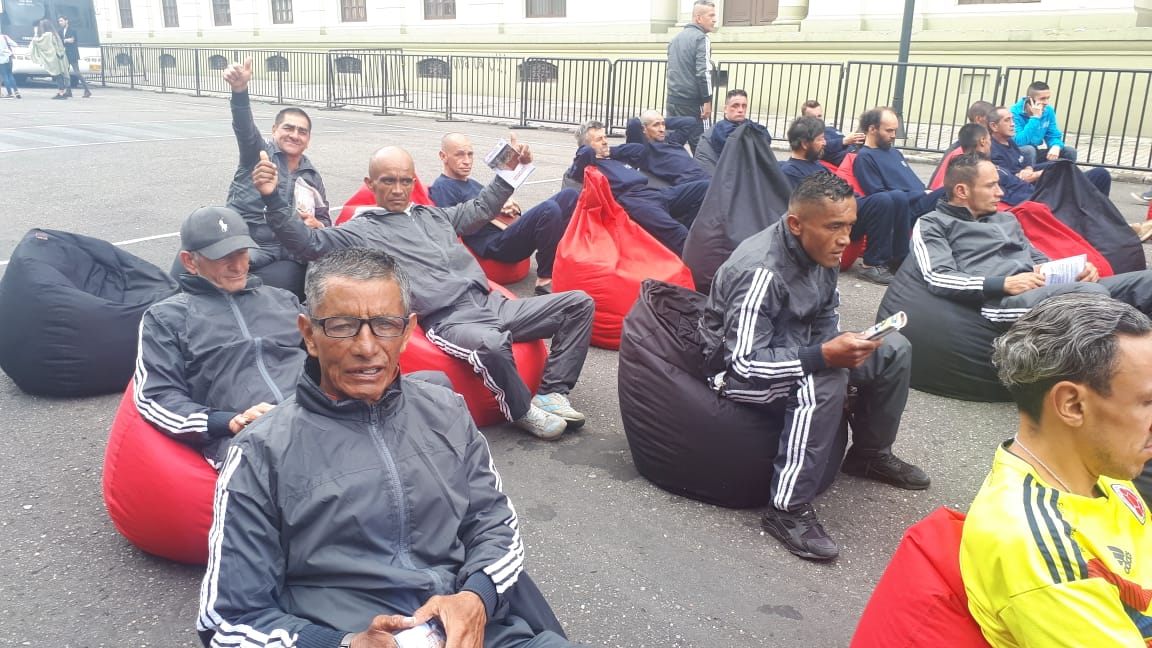 integracionbta's tweet photo. @IndieBogota invitó a 100 ex y habitantes de calle de los centros de atención a disfrutar de un día de cine #IndieBus y tecnología con el Aula Móvil @SENAComunica. #CambiamosVidas con restitución de Derechos e inclusión social. Espacios de sana convivencia llenos de cultura. https://t.co/p5kjFSgUVY