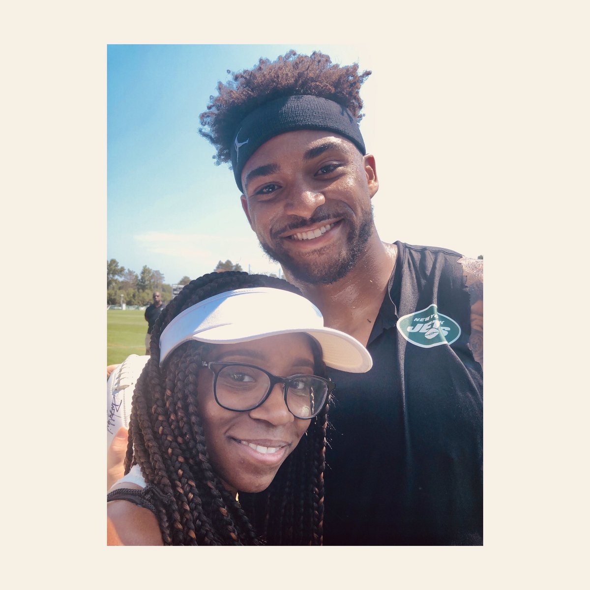 DebraAlyse96's tweet photo. Now(2019) and then (2017) always great meeting this guy right here. Not only him being my favorite player but just himself is just 😍🥰 can’t wait till we meet again #NYJets #jamaladams #33 #footballbae https://t.co/w47ORQf8cq