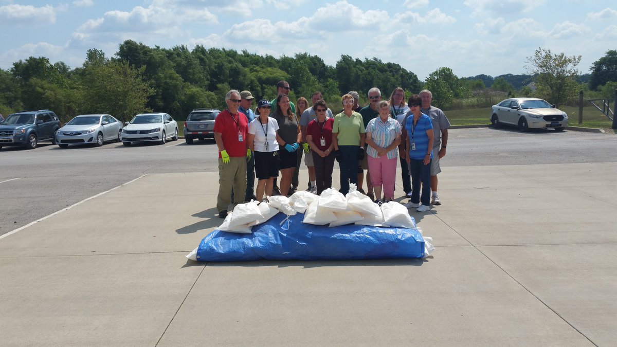 johnbetzold1's tweet photo. HC CERT team building a small sand bag wall as part of Flood Control Management Class.  #gottolovecert #hccert #hcema https://t.co/JsyceOoOJ5