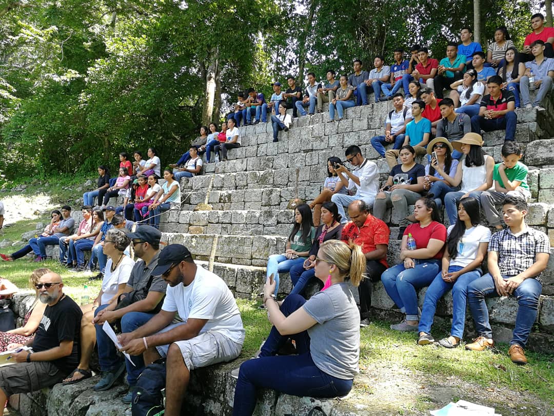 hondudiario's tweet photo. Los poetas invitados al III Festival Internacional de Poesía Los Confines, visitan el Parque Arqueológico de Ruinas de Copán para deleitar a los presentes con sus escritos.
#FIPLC2019 #FestivaldeLosConfines #hondudiario https://t.co/tg8DplJL6G