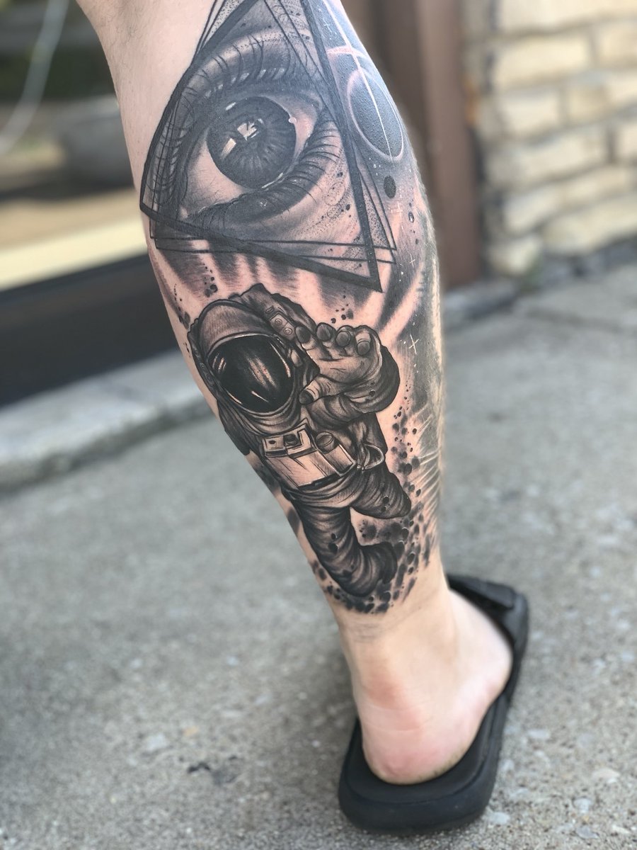 MikeyLoTattoos's tweet photo. Leg project still in the works https://t.co/ArIQhncPrL