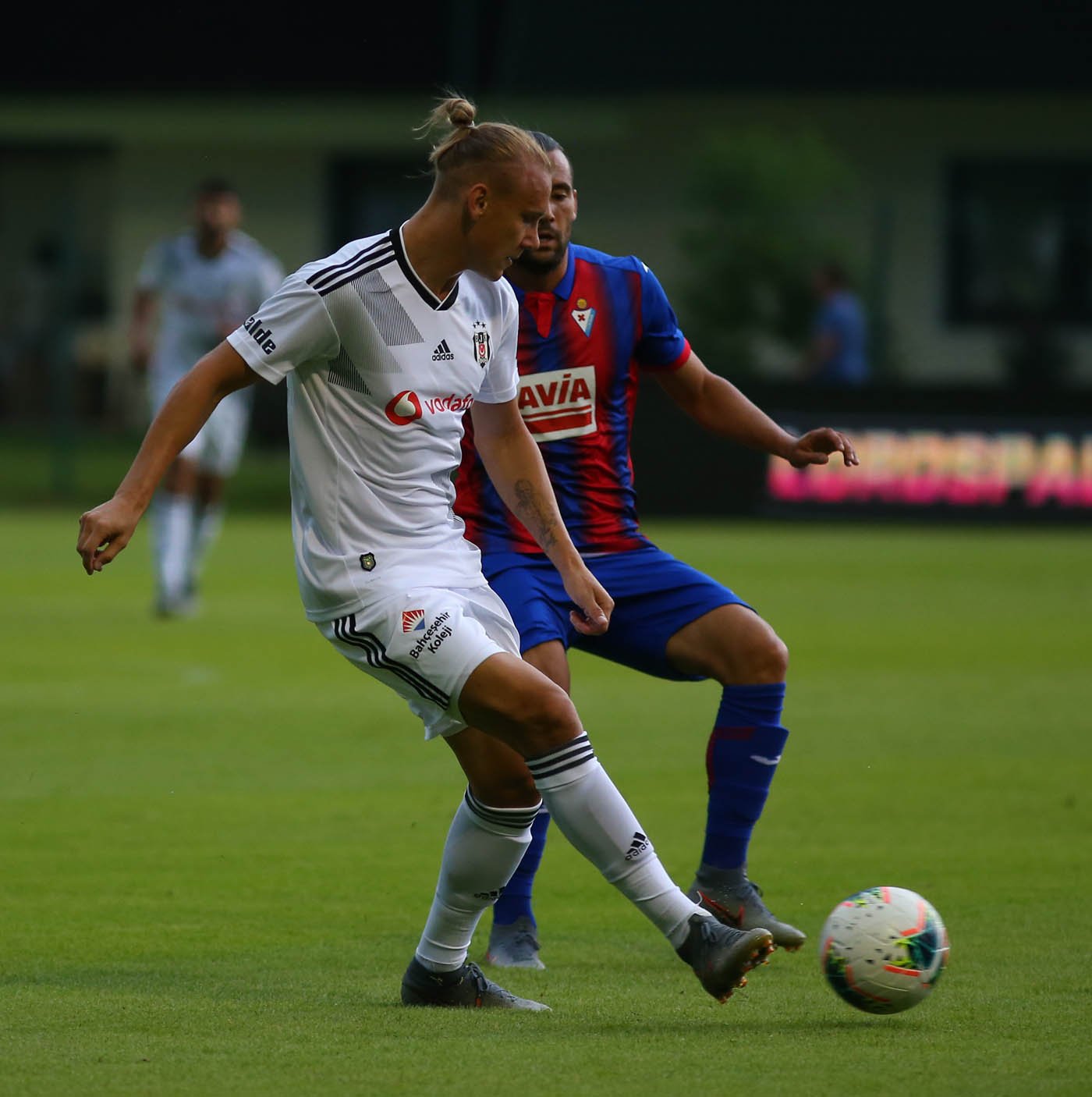 Quique González disputa el balón ante un jugador del Besiktas (Foto: Besiktas).