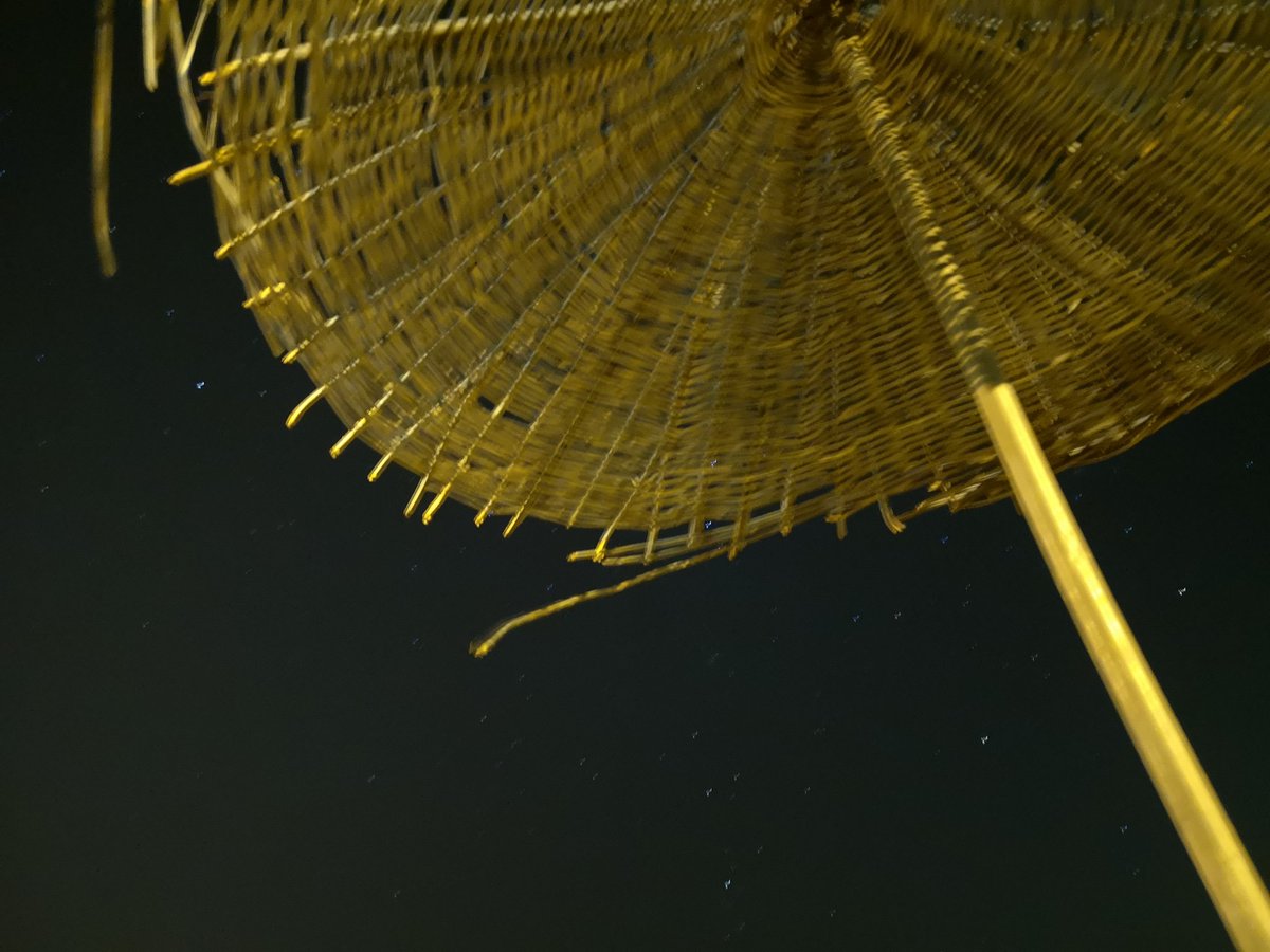 Yanlış zamanlar,
Yanlış karşılaşmalar. 
Hep yanlış, 
Hep cikmaz sokaklarim
Ve Ben Yine Yollarda....