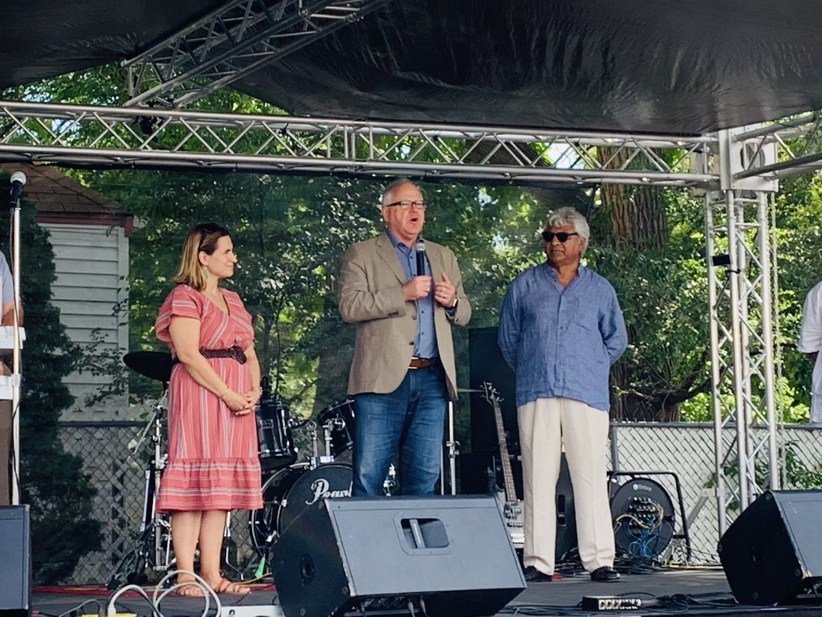 El Gobernador de Minnesota Tim Walz y su esposa Gwen Walz están en Mercado Central reconociendo los 20 años de esfuerzo y dedicación de esta hermosa comunidad. Dijeron “ Gracias a todos ustedes, sin inmigrantes Minnesota no sería lo que es” 🙌🏼