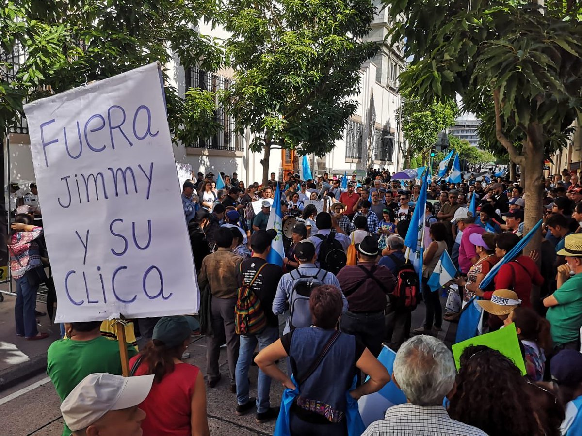 #Ahora Decenas de guatemaltecos se han congregado frente a la Casa Presiden...