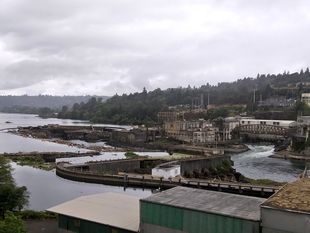 wineandhistory's tweet photo. Portland General Electric harnesses the power of Willamette Falls, which is 1500 feet wide and the largest waterfall by volume in the northwestern U.S. The paper mills are now closed, but the industrial past is pretty cool! #WillametteFalls  #Oregoncity #acidball #waterfall https://t.co/VIrjO2ppkd