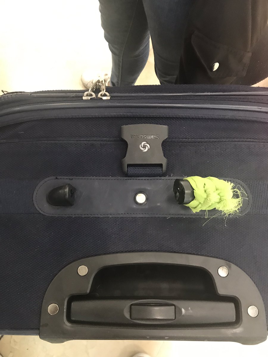 A_matuka's tweet photo. Gracias @viajaVolaris, qué manera de maltratar el equipaje. https://t.co/F9gTOEEyod