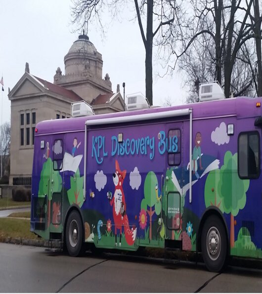 ElizRussellEdu's tweet image. Our students were very fortunate this summer! Every Friday an outreach librarian came from our public library. It was STEM day.  The bookmobile came, too! Students loved it! 💚
