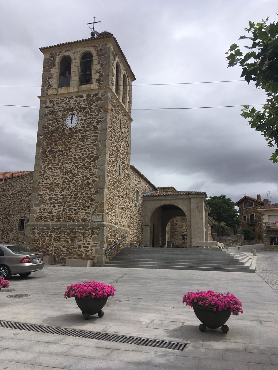 IdiazAyuso's tweet photo. Tener pueblo es atesorar recuerdos de verano, amigos y familia para toda la vida. 

En cuanto pueda quiero organizar una campaña para que todos los ciudadanos sin pueblo adopten uno de los tantos que tiene Madrid, como los 42 de la Sierra Norte, para muchos, desconocidos. https://t.co/CWTMPqzsT7