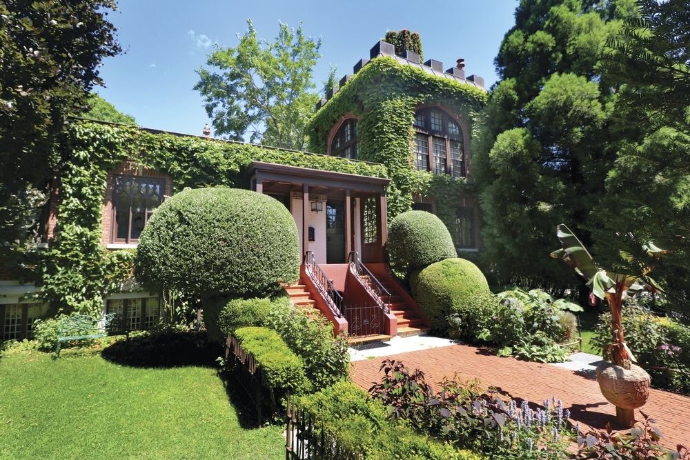 BEACHamptons's tweet photo. Jill Laurence of #SouthHamptonfortheseason shares her favorite on-the-market East End properties #BeachMagazine #Hamptons https://t.co/6jG2hiBgLa https://t.co/5lIxJAmNzV