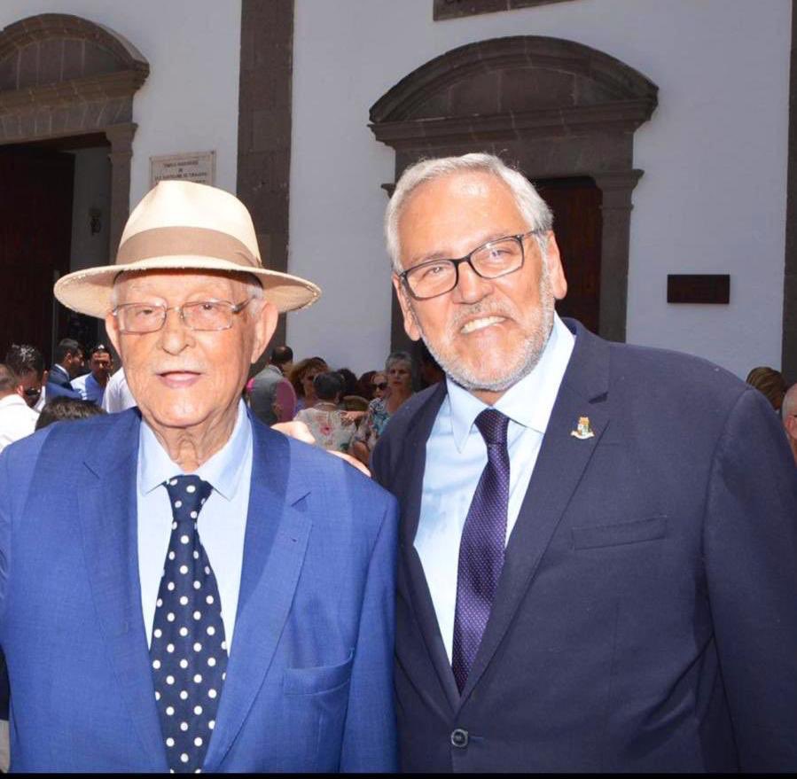 Ramon_SuarezO's tweet photo. En las fiestas de Santiago 2019, junto al incombustible empresario Don Antonio Santana Miranda, a sus 94 años siempre fiel a la cita en Tunte. Un símbolo del Turismo en San Bartolomé de Tirajana , Maspalomas y Gran Canaria #Maspalomas #GranCanaria #Tunte @fehtlaspalmas #Turismo https://t.co/CytVgOuIF5