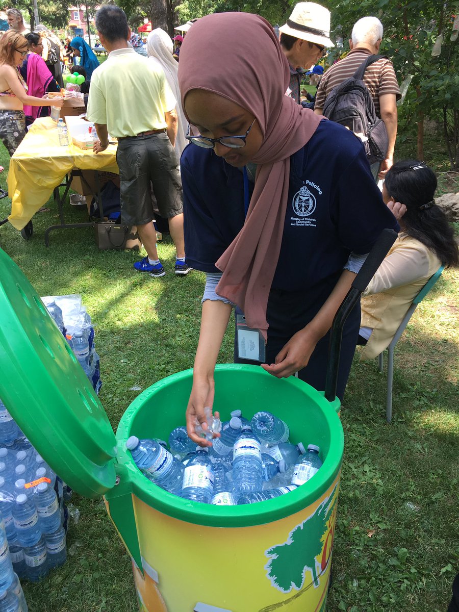 TPSAuxEdison's tweet photo. Our amazing @TPS51Div #YIPIs Rawan, Tahlil, Andrew and Raheeb helping out at the Moss Park Festival. Great job guys! Drop by Queen at Ontario Street to say hello! @youthinpolicing @TPSCampEasy https://t.co/7q7G4ceEFL