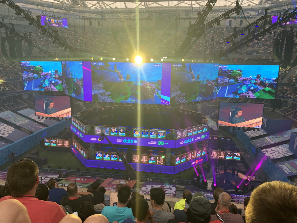 chrits's tweet photo. Turn the lights off!! #fortniteworldcup https://t.co/KbYhSBP8Ux
