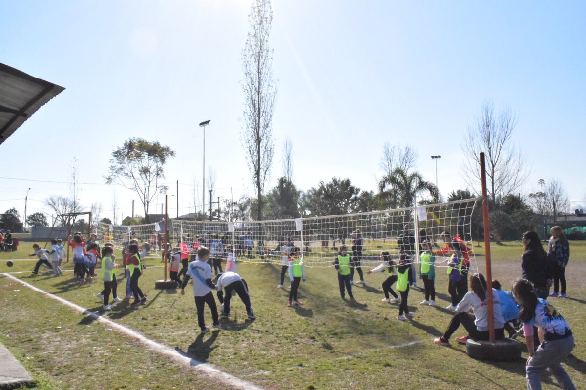FedTucVoley's tweet photo. Gigantesca Jornada MiniVoley Tucuman!
Esta mañana más de 150 niños y niñas disfrutaron de una mañana a puro voley y sol en las canchas de @monterosvoley
Los clubes que participaron fueron Fundarte, Tucuman de Gimnasia, San Pablo, Social Monteros, Simoca, Santo Cristo y MVC. https://t.co/ALHbwRthMI