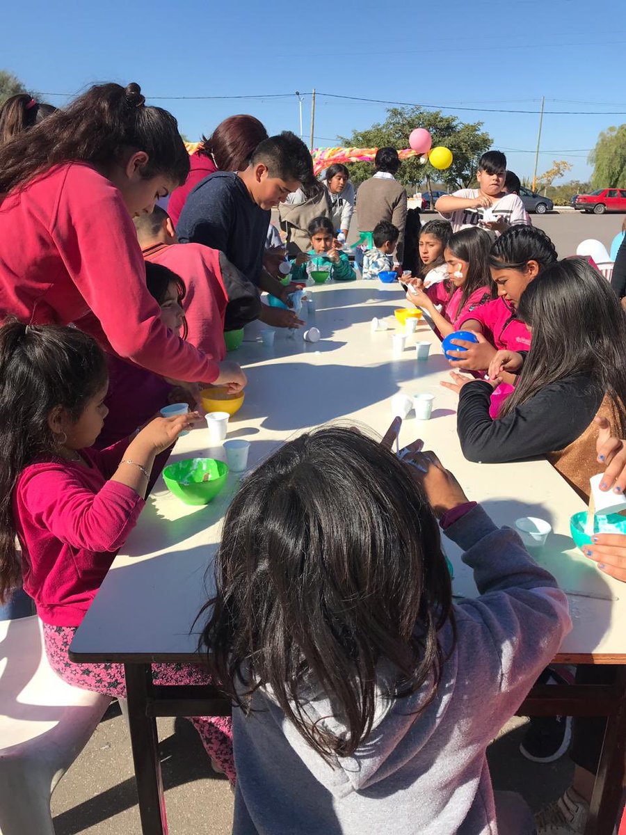 ¡Ya comenzó la fiesta en el súper domo de La Rioja! Bajo un hermoso sol, las familias disfrutan de juegos, desafíos y abrazos de amor. #MisiónFamilia