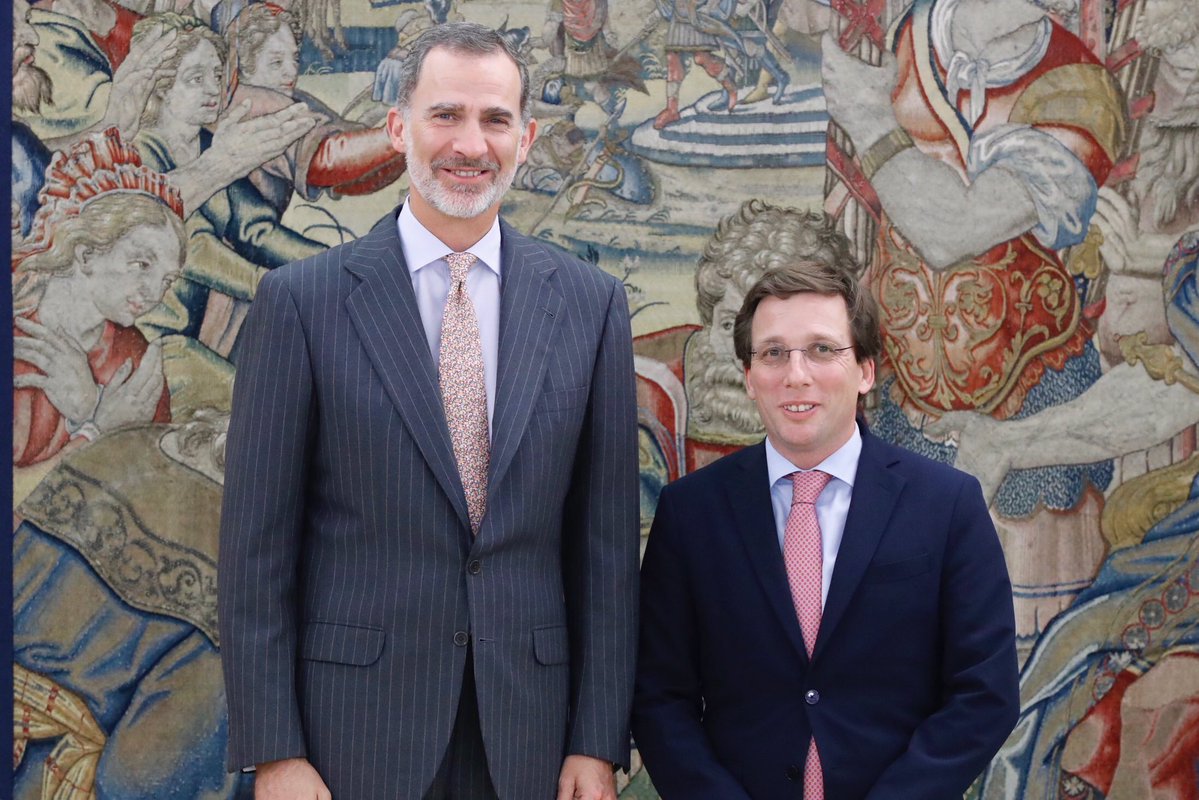 micuentave's tweet photo. Josito Martínez, ganador del concurso "¿Qué es un rey para ti?", posa orgulloso con el monarca. https://t.co/lwqyPvqtGO
