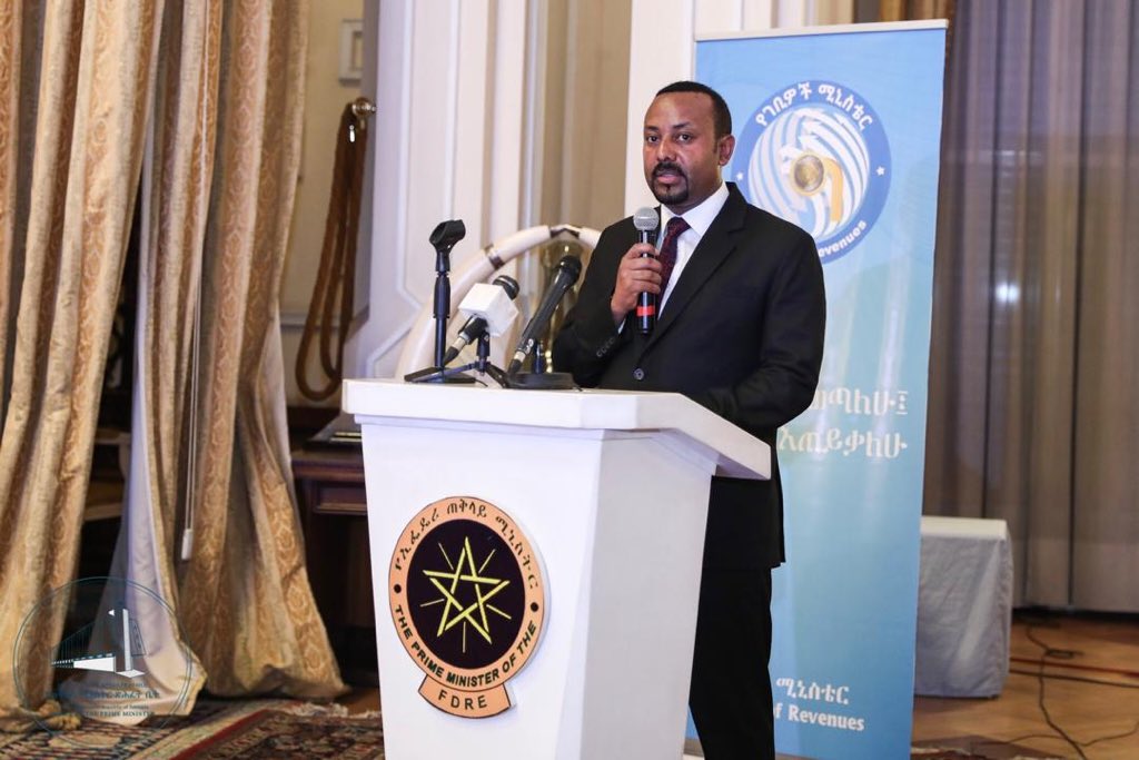 PMEthiopia's tweet photo. ጠ/ሚር ዐቢይ አሕመድ የገቢዎች ሚኒስቴር መ/ቤት “ግዴታዬን እወጣለሁ መብቴን እጠይቃለሁ” በሚል ሀሳብ ሲያስተባብር የቆየዉን ንቅናቄ አስመልክቶ ታማኝ እና በግብር አከፋፈል የተሻለ አስተዋፅኦ ላስመዘገቡ ግብር ከፋዮች እዉቅና ሰጡ፡፡ 1/2 https://t.co/qEnL9Uqr8S