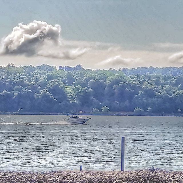 #newburgh #hudsonriverviews #boating #thehudsonriver #realestatedebbie #ocny #hudsonvalley #hudsonvalleylife #clouds ift.tt/2YkWzub