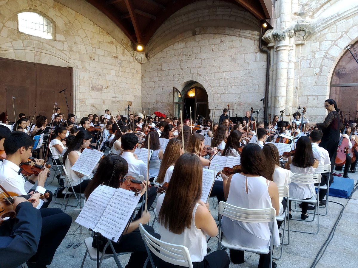 GrupoTalia's tweet photo. Concierto de la Orquesta Infantil y Juvenil EOS19 en el Museo Arqueológico Padre Belda de Alba de Tormes dirigido por @silviasanztorre #PorTierraMarYAire 🎶🚌⛵✈️🎶 #EOS19 https://t.co/kI1Uf1Ki9u