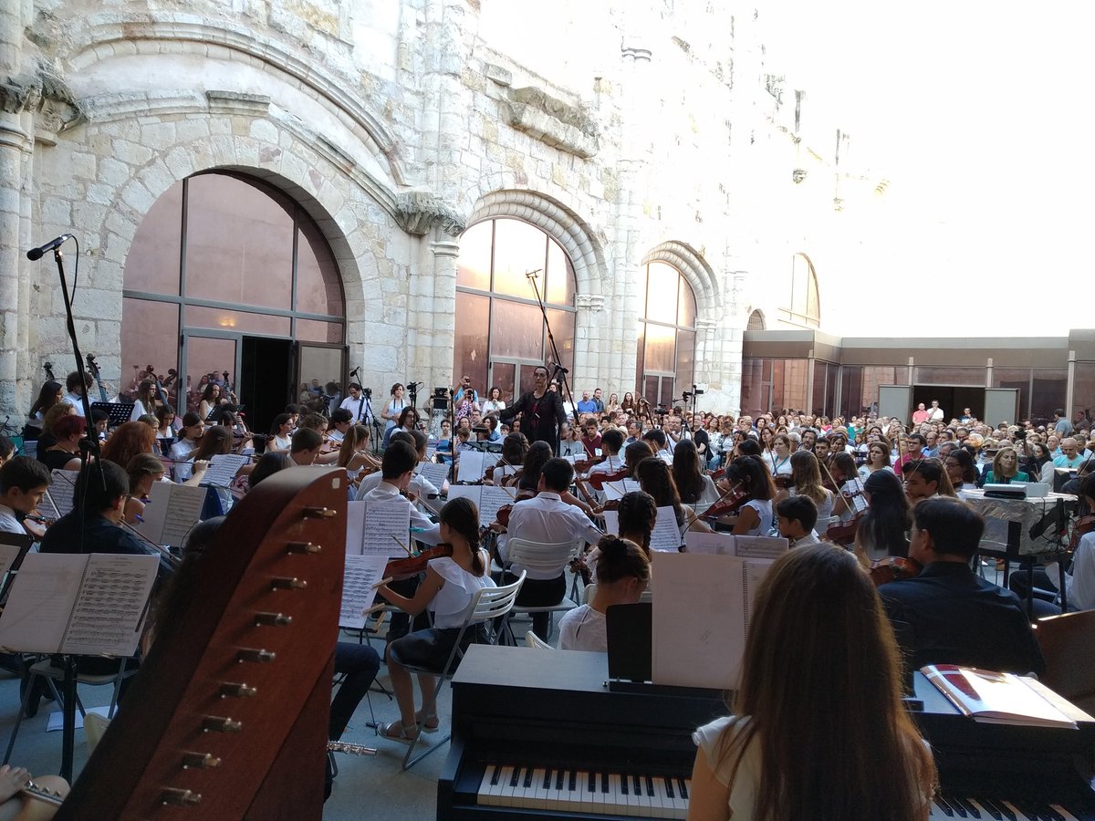 GrupoTalia's tweet photo. Concierto de la Orquesta Infantil y Juvenil EOS19 en el Museo Arqueológico Padre Belda de Alba de Tormes dirigido por @silviasanztorre #PorTierraMarYAire 🎶🚌⛵✈️🎶 #EOS19 https://t.co/kI1Uf1Ki9u
