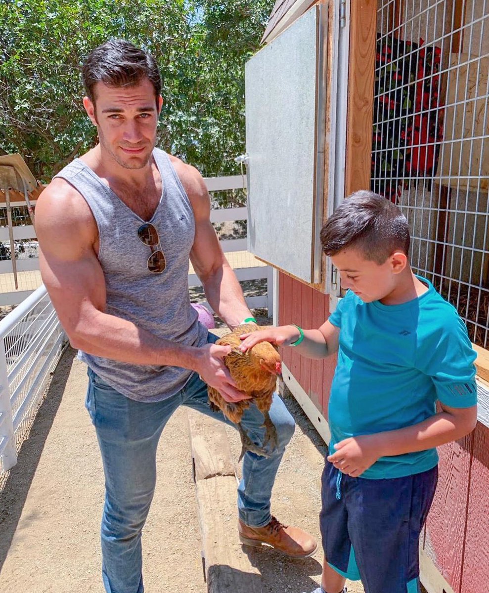 Al parecer el pequeño Sean ha cambiado las tortugas por gallinas.