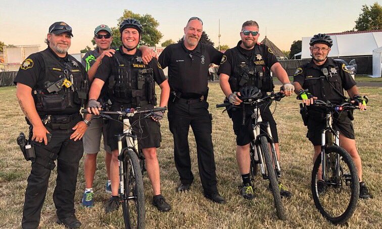 WCSOOregon's tweet photo. Making sure #BigFairFun doesnโt turn into #BigJailFun out here at the Washington County Fair. ๐ก
Waive us down if thereโs a safety issue (or if you want a sticker)! ๐ฎโโ๏ธ https://t.co/aX1qzlhm3x