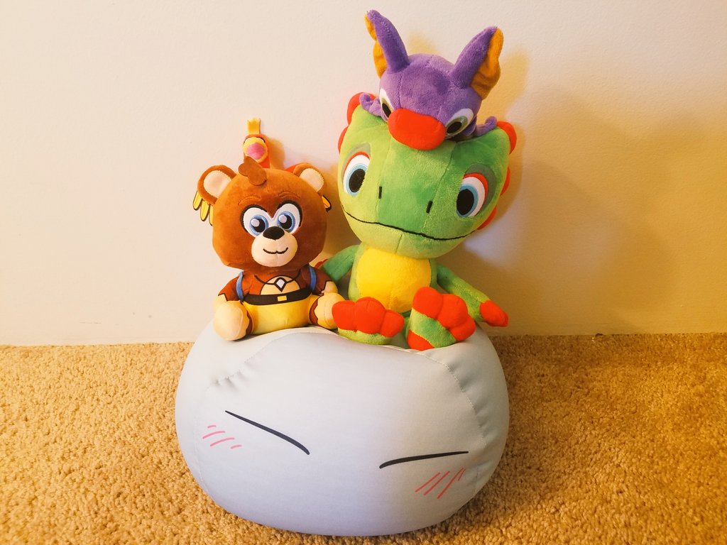 TotalCadenza's tweet photo. AHHHH!!!! IT'S HERE!!! I'm so happy to finally have a Yooka-Laylee plush join me with my Banjo-Kazooie plush, and my Rimuru plush as well!!! 

@PlaytonicGames #YookaLaylee #YookaLayleeAndTheImpossibleLair #YLIL #BanjoKazooie #Banjo https://t.co/7MtF5SJ7u8